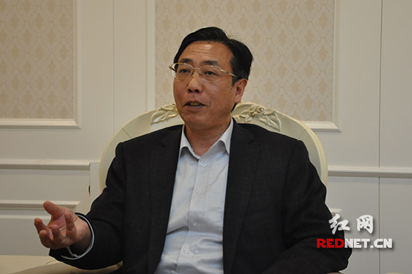 湖南省扶贫办主任王志群接受记者采访，谈湖南的“精准扶贫”要坚持三个大方向。