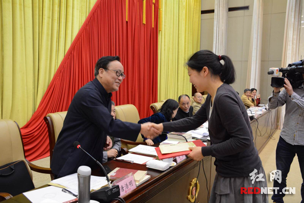 湖南省作家协会原主席唐浩明被聘请为名誉主席，并为省青年文学奖获得者周静颁奖。