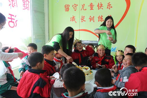 　　碧江川硐“留守儿童之家”，田丽蓉和三名留守小朋友一起，在志愿者老师和其他留守儿童的祝福中，度过了她8岁的生日。