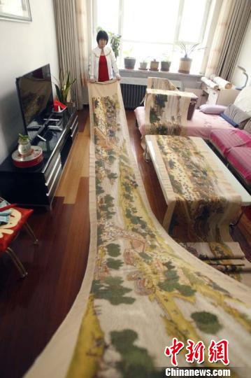 张静历时四年，用12斤线1000余万针绣成22米《清明上河图》。　王小军 摄