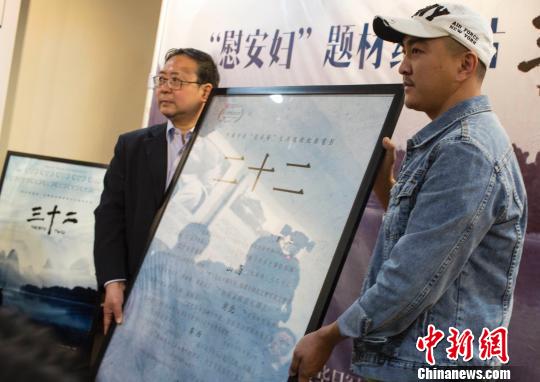 80后导演郭柯向陈列馆捐赠了《三十二》的母带。　泱波 摄