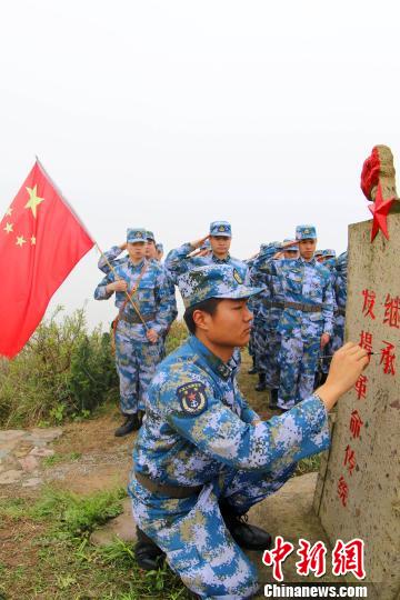 海军雁荡山舰官兵列队敬礼，缅怀英烈。　周鹏程 摄