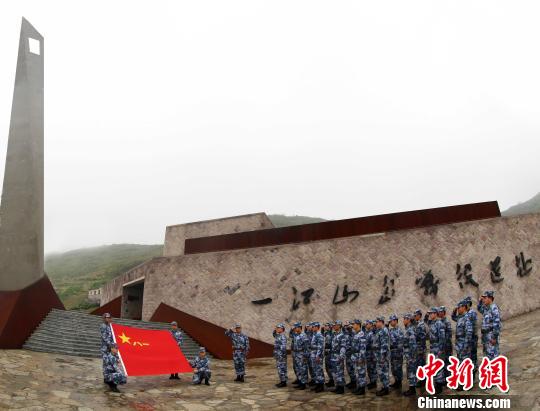 中国海军雁荡山舰官兵参观一江山岛战役遗址