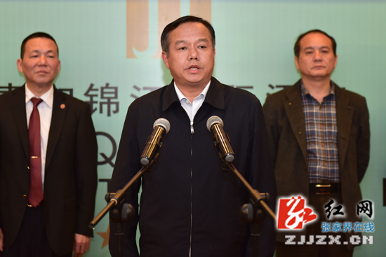 武陵源举行市中心城市公交运营体制改革武陵源公交收购签约仪式