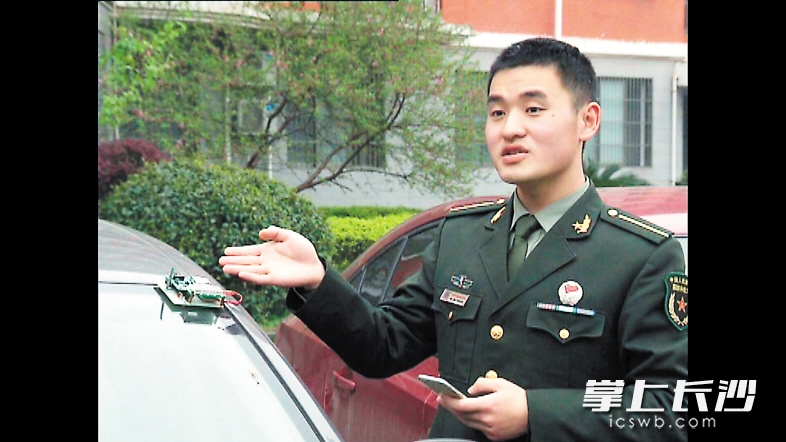 研发人员陈翔介绍“移车通”装置。长沙晚报通讯员 周富敬 摄