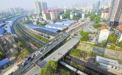 4月12日上午，长沙市劳动路，车辆从跨京广铁路桥南半幅通过。当天零时开始，该桥南半幅双向四车道正式放开车辆通行。南半幅通车后，已服役50多年的劳动路跨京广铁路老桥将封闭进行拆除施工，在原址修建北半幅四车道。湖南日报记者 田超 摄