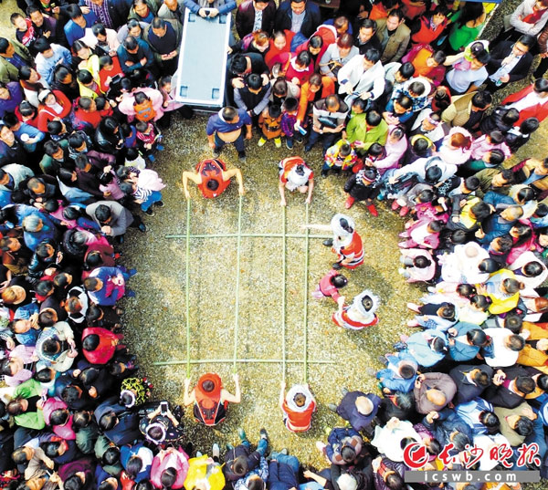 象形景区游客参加互动游戏。