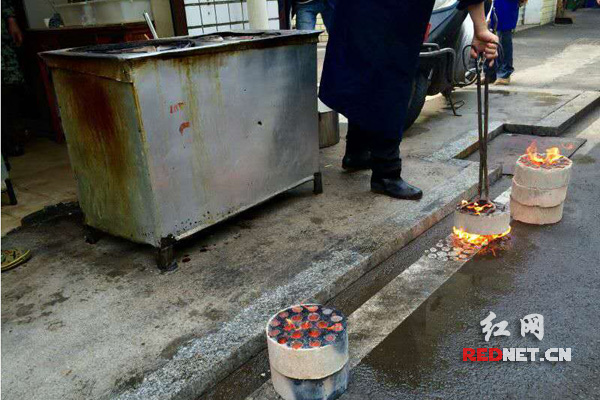 被夹出来的煤饼，还在燃烧。