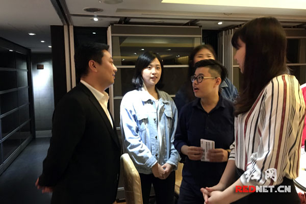 湖南媒体代表团成员正与台湾高校新闻系师生开展交流。
