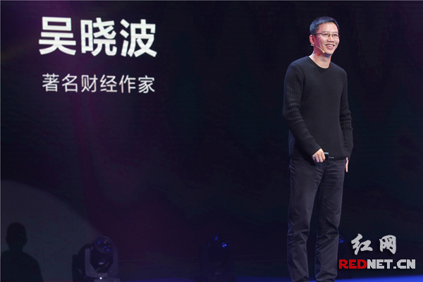 畅销书作家吴晓波受邀担当畅销奖的颁奖嘉宾。