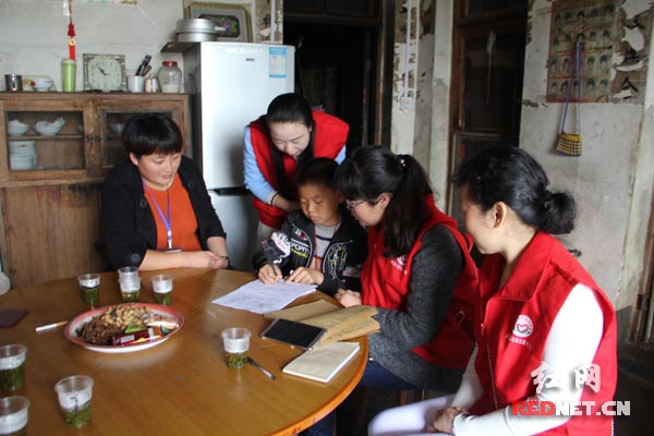 志愿者们与小邹羽在交流。