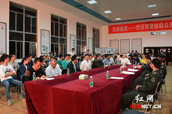 (14日晚,长沙东湖街道举行“东湖夜话—把话筒交给群众系列活动之征兵宣传”活动。