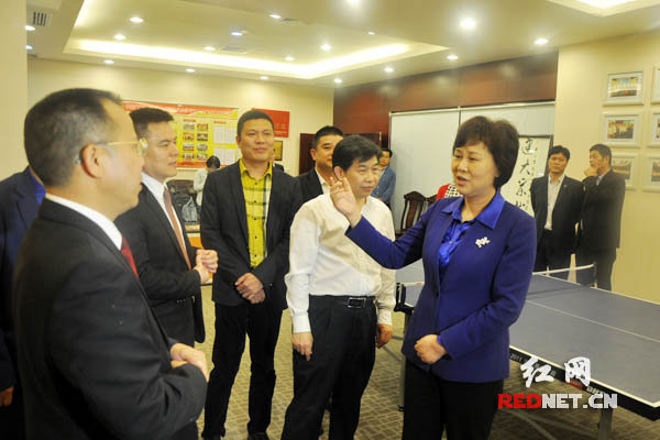 湖南省委常委、省委统战部部长黄兰香（前排右一）与湖南省广东商会负责人交谈。