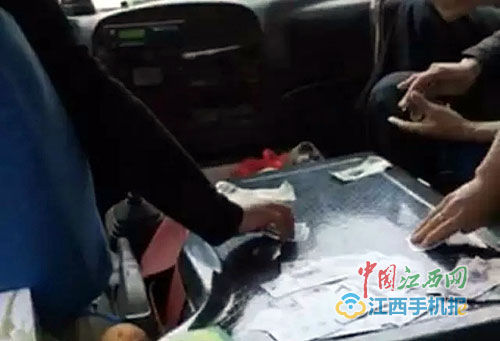 司机正在抓牌