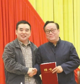  新当选省作协主席王跃文为唐浩明颁发“省作协名誉主席”聘书。