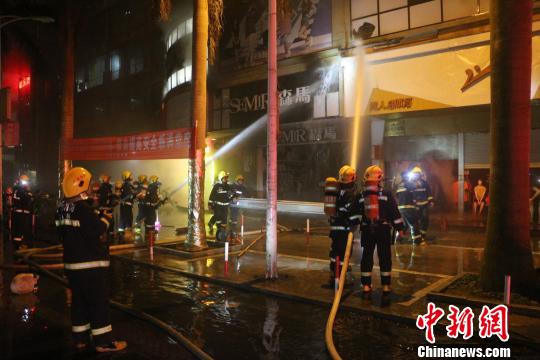 广西北海闹市3家商铺起火百名消防官兵星夜救援