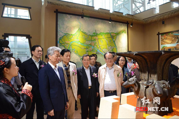 2016湖南（长沙）国际收藏产业博览会在湖南国际会展中心开幕，参加开幕式的领导在参观博览会。