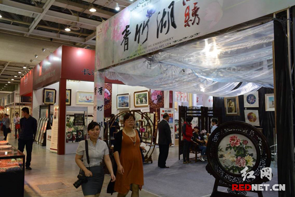 以青竹湖湘绣为代表的湘绣企业在展会上精彩展出。