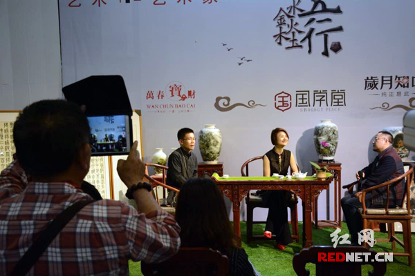 中国首档文化产业自媒体直播节目《雨泽有约》在展会上直播艺术家专访。