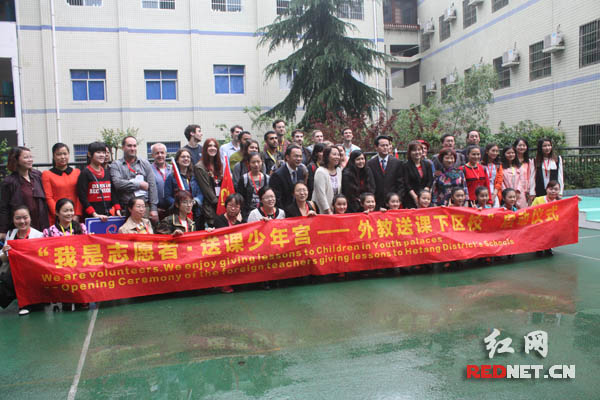 启动仪式后外教老师和株洲的教师们一起合影。