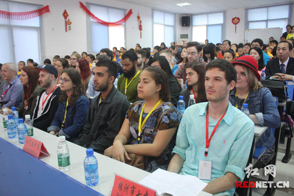 参加启动仪式的外教老师们。