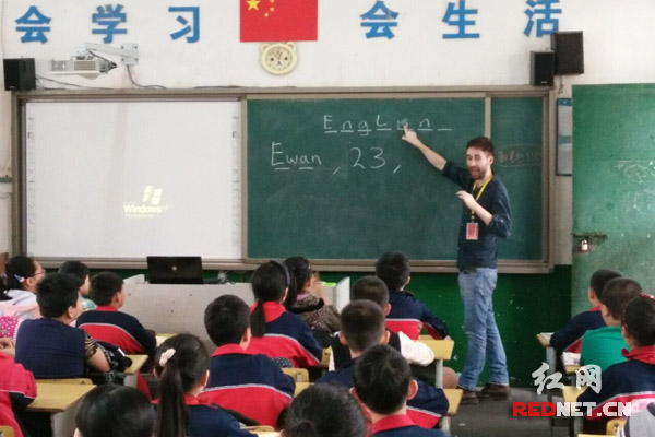 外教老师正在贺家土小学给学生们上课。