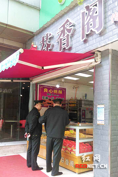 因存在店外经营行为，15日下午，长沙市侯家塘街道城管执法中队对一蛋糕店进行了执法并当场开出2000元顶格处罚单。