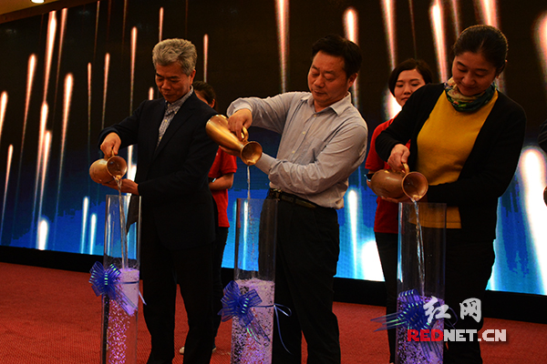 活动现场,长沙市市委常委、宣传部长张湘涛(左一)等领导共同完成注水仪式。