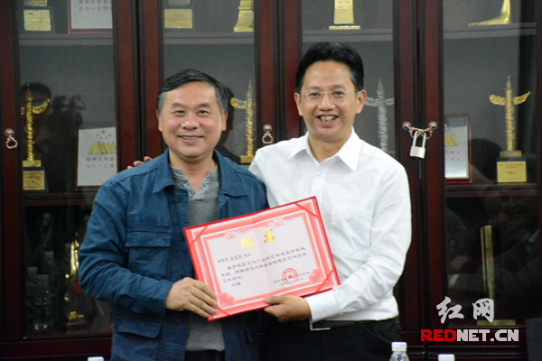 潇湘电影集团有限公司总经理、省微电影艺术协会会长谷良为中国作家协会全国委员、省作协副主席彭见明（左）颁发艺术顾问证书。