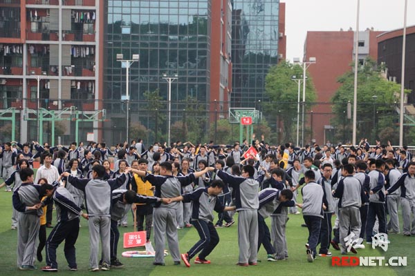 千人心理减压户外拓展活动现场。