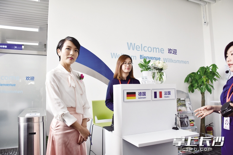 　　昨日，法国、德国签证长沙受理中心正式接待申请者，杨乐乐成为法国在长沙签证中心第一位成功录入指纹的签证申请人。　　长沙晚报记者 吴颖姝 摄