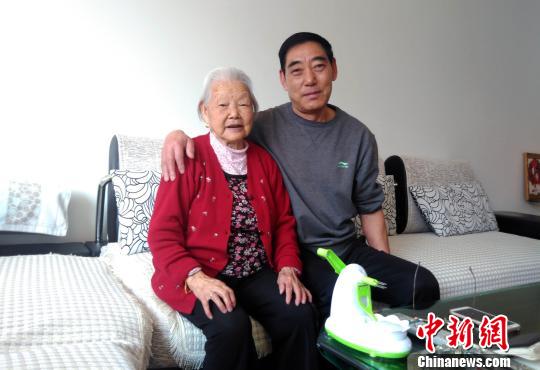 年近七旬老人悉心照料93岁母亲：陪伴才是最好地尽孝