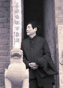 曹文轩　　儿童文学作家，北京作家协会副主席，北京大学教授，中国首位国际安徒生奖获得者。 