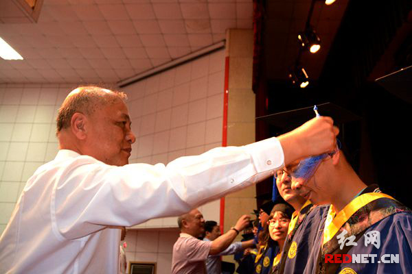 中南大学原常务副校长黄健柏教授为在职硕士研究生授予中南大学硕士学位。