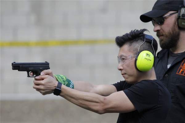 《非凡搭档》比拼打手枪 郑元畅获封