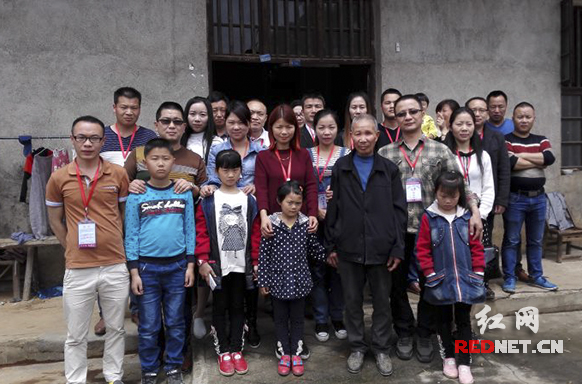 爱心志愿者与朱湘雅及其爷爷合影。