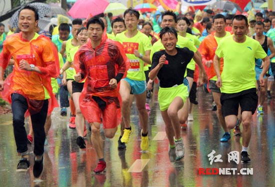 接近3000人在大雨中进行马拉松活动。