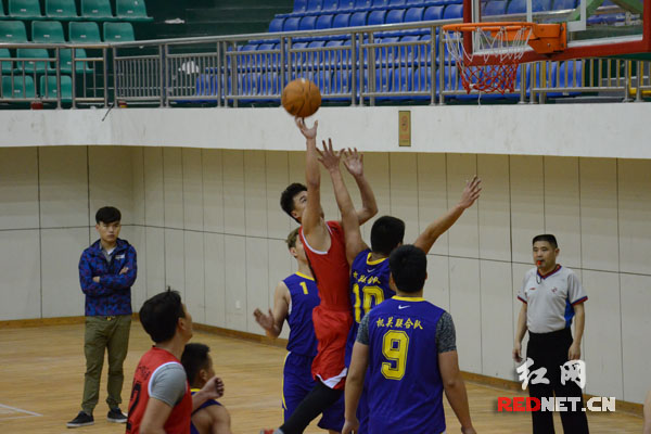 长沙县一中篮球俱乐部与泉塘街道机关联合队在比赛中。
