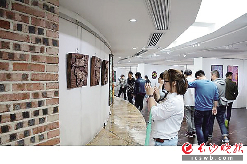 　　长沙民政职业技术学院艺术设计省级示范性特色专业历届学生优秀作品展在本报长沙国际艺术中心（长沙晚报大厦25楼）开幕。 晓峰 供图