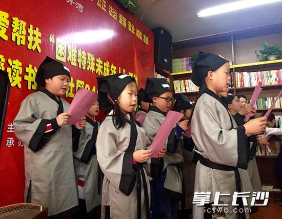 孩子们在24小时社区图书馆里参加汉服国学经典诵读。 李卓 摄
