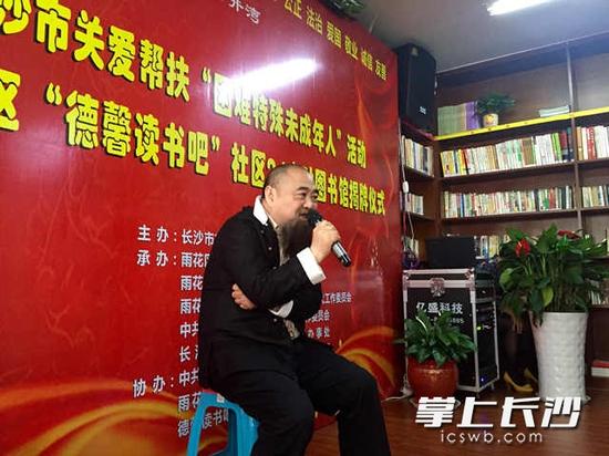 知名作家彭国梁给读者和居民分享他的阅读体验。 李卓 摄