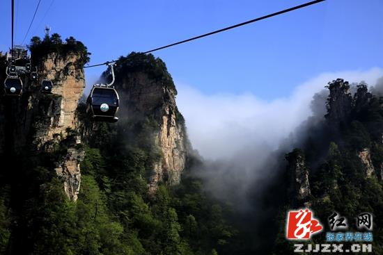 张家界武陵源：雨后云瀑宛如天际来