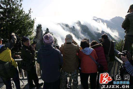 张家界武陵源：雨后云瀑宛如天际来