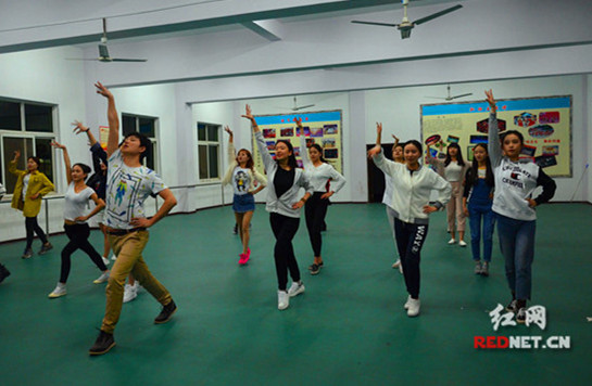 在舞蹈老师指导下，选手们投入到紧张的节目排练中。