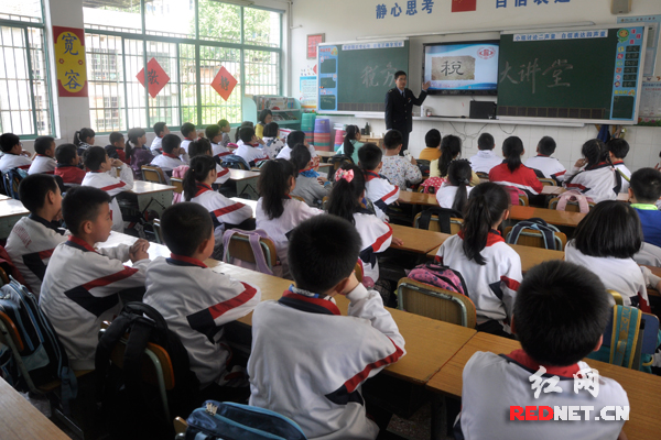长沙市天心区国税局的税务干部走进青园小学课堂为同学们授课，宣传税收知识。