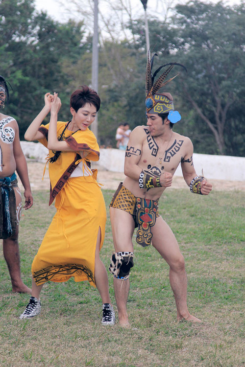 李治廷与姜妍组队比拼臀球