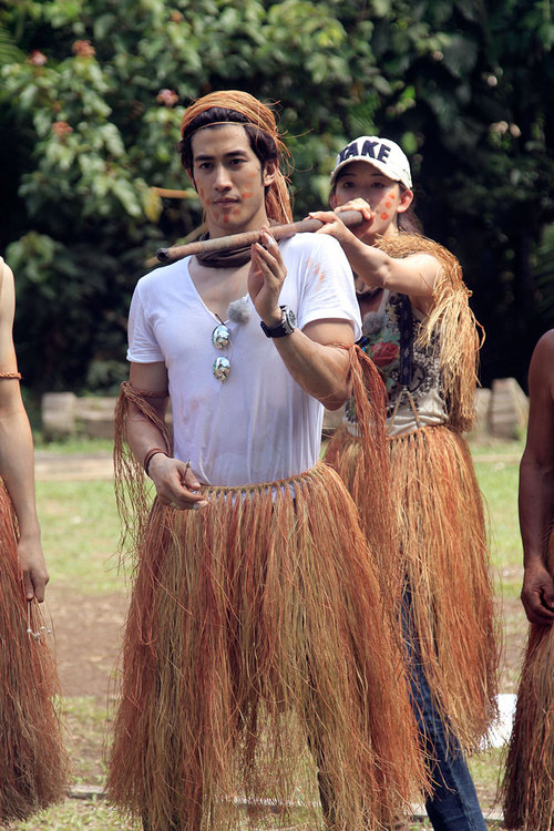 李治廷协助林志玲完成任务