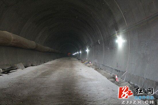 慈利:邱初开到雷雨垭隧道调研项目建设情况