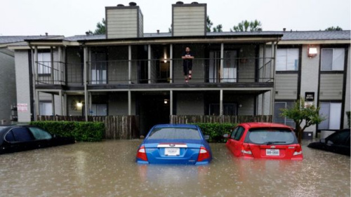 美国休斯敦市遭遇暴雨袭击，引发洪灾。