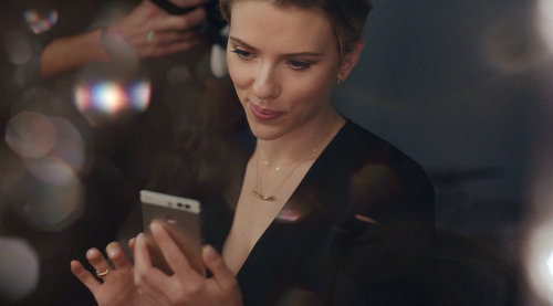 性感撩人!斯嘉丽新西兰拍戏 后台魅惑瞬间